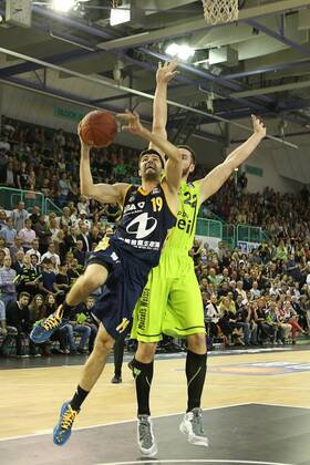 Phillipp Heyden (gelb-medi_Bayreuth) vs. Vojdan Stojanovski (schwarz-Berlin) , medi Bayreuth vs Alba Berlin, Beko Basketball Bundesliga, 2. Spieltag, 04.10.2014, , EP_mat