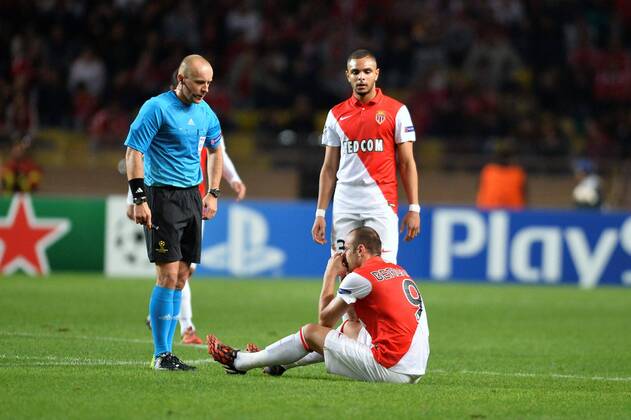 blessure Dimitar Berbatov (mon) - Szymon Marciniak (arbitre) FOOTBALL : Monaco vs Benfica - Ligue des Champions - 22 10 2014 AnthonyBIBARD FEP Panoramic 
