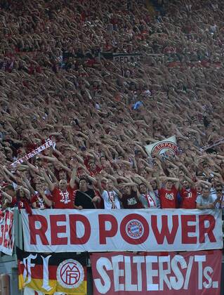 FUSSBALL CHAMPIONS LEAGUE SAISON 2014 2015 Vorrunde FC Bayern München 21.10.2014 FC Bayern Fans feiern im Gaestefanblock im Olympiastadion von Rom