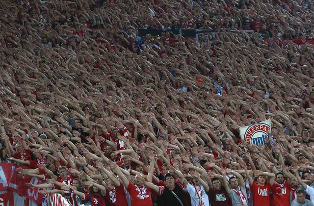 FUSSBALL CHAMPIONS LEAGUE SAISON 2014 2015 Vorrunde FC Bayern München 21.10.2014 FC Bayern Fans feiern im Gaestefanblock im Olympiastadion von Rom