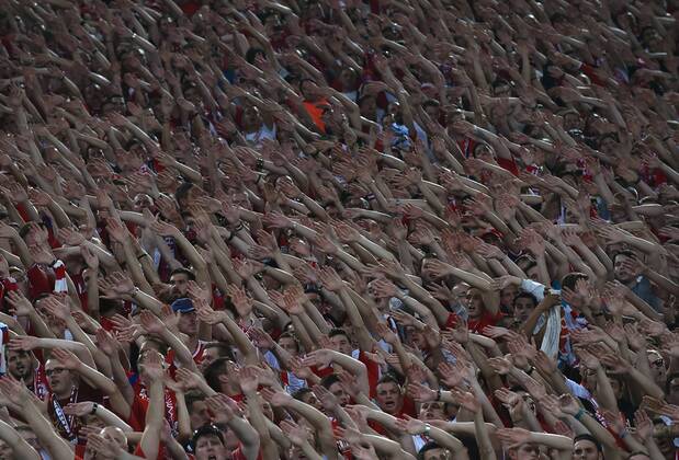 FUSSBALL CHAMPIONS LEAGUE SAISON 2014 2015 Vorrunde FC Bayern München 21.10.2014 FC Bayern Fans feiern im Gaestefanblock im Olympiastadion von Rom