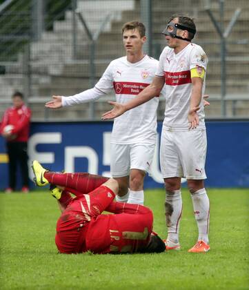 VfB Stuttgart II 03.05.2014, Fussball, 3.Liga, VfB Stuttgart II - SSV Jahn 2000 Regensburg (1:1): v.l. Jim-Patrick Müller (SSV Jahn 2000 Regensburg), Thomas Geyer, Tobias Rathgeb (beide VfB Stuttgart).