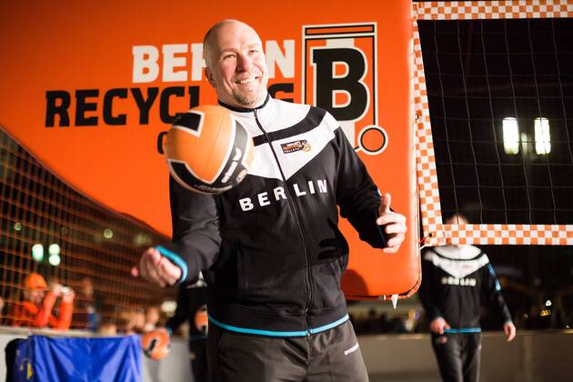 Berlin, Deutschland, 23.10.2014: Volleyball Bundesliga Saison 2014 2015 - Urban Volley Tour. bei der Saisoneröffnung Saisoneroeffnung der Berlin Recycling VolleysTrainer Mark Lebedew (BR Volleys)