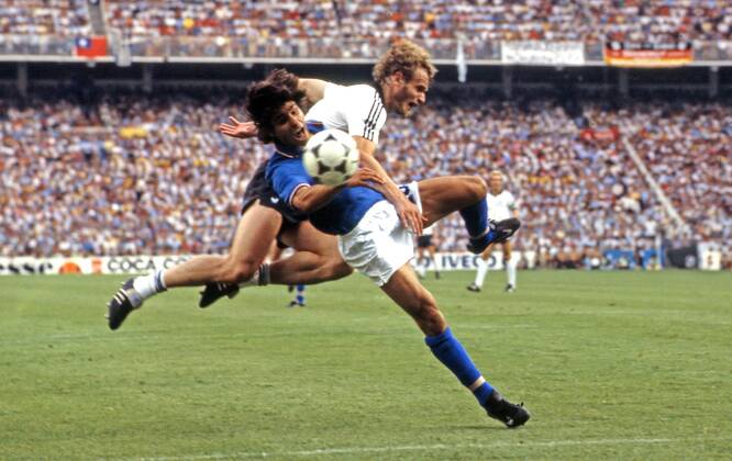 FIFA WM 1982 11.07.1982, Fussball, FIFA WM 1982 in Spanien, Finale, Italien - BRD Deutschland (DFB) (3:1): v.l. Paolo Rossi (Italien), Hans-Peter Briegel (Deutschland).