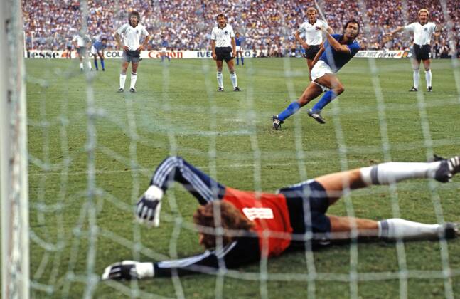 FIFA WM 1982 11.07.1982, Fussball, FIFA WM 1982 in Spanien, Finale, Italien - BRD Deutschland (DFB) (3:1): Antonio Cabrini (Italien) verschiesst Foulelfmeter gegen Harald Schumacher (Deutschland).