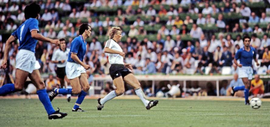 FIFA WM 1982 11.07.1982, Fussball, FIFA WM 1982 in Spanien, Finale, Italien - BRD Deutschland (DFB) (3:1): mi. Bernd Förster (Deutschland).