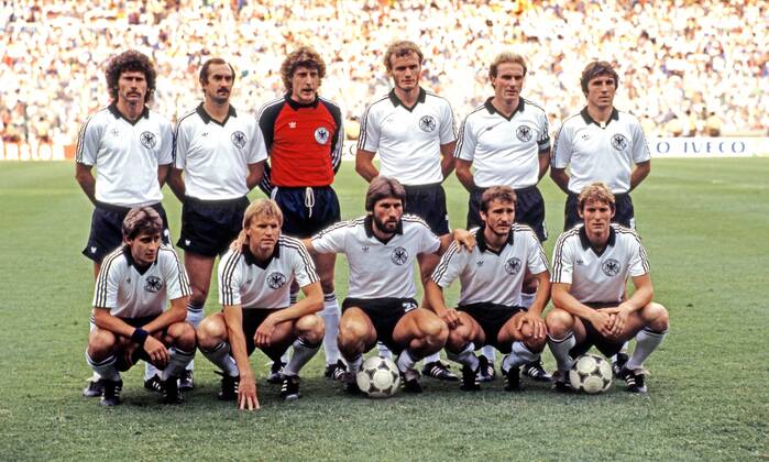 FIFA WM 1982 11.07.1982, Fussball, FIFA WM 1982 in Spanien, Finale, Italien - BRD Deutschland (DFB) (3:1): Team Deutschland. Obere Reihe v.l. Paul Breitner, Uli Stielike, Harald Schumacher, Hans-Peter Briegel, Karl-Heinz Rummenigge, Klaus Fischer. Untere Reihe v.l. Pierre Littbarski, Bernd Förster, Manfred Kaltz, Wolfgang Dremmler, Karlheinz Förster.