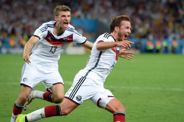 Torjubel Mario GOETZE;GÖTZE (GER) nach Tor zum 1-0,Jubel,Freude,Begeisterung,Aktion,hi:Thomas MUELLER (MÜLLER) (GER). Deutschland (GER))-Argentinien (ARG) 1-0 n.V Finale,Final,Spiel 64, am 13.07.2014 in Rio de Janeiro. Fussball Weltmeisterschaft 2014 in Brasilien vom 12.06. - 13.07.2014.