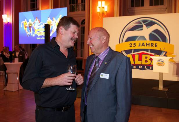 Basketball Berlin 03.11.2014 Saison 2014 2015 Alba Berlin Basketball 25 Jahre Alba Berlin Feier im Roten Rathaus Matthias Strauß Strauss (ehemaliger Spieler) Peter Schließer Schliesser (Alba Vizepräsident) re.