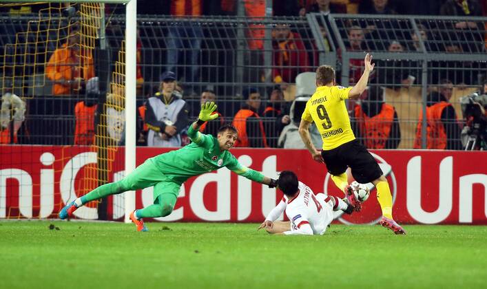 Aktuell Fussball, Champions League, Borussia Dortmund - Galatasaray Istanbul Torwart Fernando Muslera, Hamit Altintop, Ciro Immobile Zweikampf Aktion Spielszene Tor zum 3:0 BvB Borussia Dortmund - Galatasaray Istanbul Championsleague Gruppenphase 04.11.2014 Fußball Fussball Signal Iduna Park Dortmund Herren Saison 2014 2015