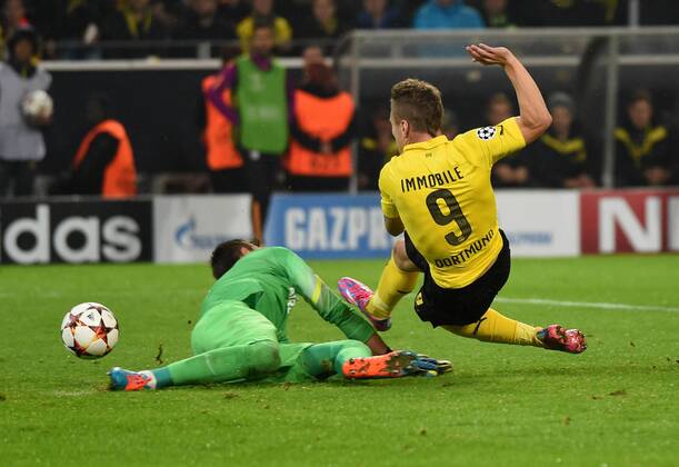 Aktuell Fussball, Champions League, Borussia Dortmund - Galatasaray Istanbul 04.11.2014, Fussball, Saison 2014 15, UEFA Champions League, Vorrunde, Borussia Dortmund - Galatasaray Istanbul Ciro Immobile (Borussia Dortmund), re., erzielt das Tor zum 3:1