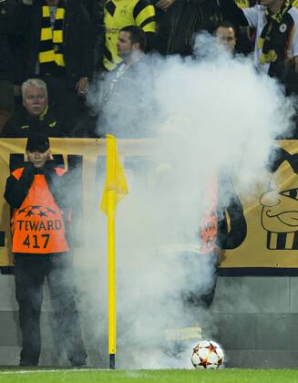 Aktuell Fussball, Champions League, Borussia Dortmund - Galatasaray Istanbul Dortmund, 04.11.2014, Signal-Iduna-Park Wegen einiger Rauchbomben musste das Spiel kurzfristig unterbrochen werden Borussia Dortmund - Galatasaray Istanbul
