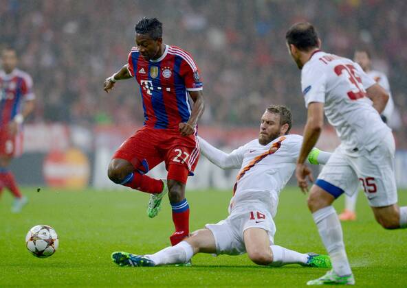 FUSSBALL CHAMPIONS LEAGUE SAISON 2014 2015 Vorrunde FC Bayern Muenchen - AS Rom 05.11.2014 David Alaba (li, FC Bayern Muenchen) enteilt Daniele De Rossi (Mitte) und Vassilis Torosidis (re, beide AS Rom)