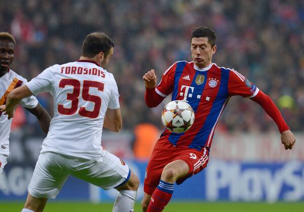FUSSBALL CHAMPIONS LEAGUE SAISON 2014 2015 Vorrunde FC Bayern Muenchen - AS Rom 05.11.2014 Vassilis Torosidis (li, AS Rom) gegen Robert Lewandowski (re, FC Bayern Muenchen)