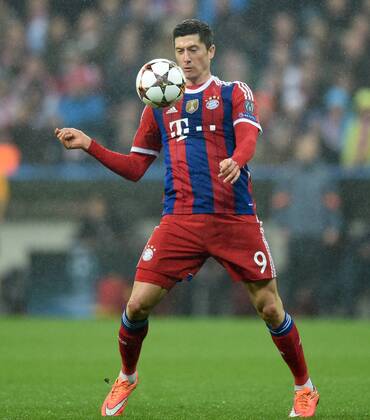 FUSSBALL CHAMPIONS LEAGUE SAISON 2014 2015 Vorrunde FC Bayern Muenchen - AS Rom 05.11.2014 Robert Lewandowski (FC Bayern Muenchen) am Ball