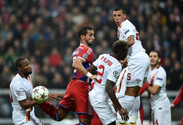 FUSSBALL CHAMPIONS LEAGUE SAISON 2014 2015 Vorrunde FC Bayern Muenchen - AS Rom 05.11.2014 Mehdi Benatia (Mitte, FC Bayern Muenchen) gegen Seydou Keita, Mapou Yanga-Mbiwa und Leandro Castan (v.l., alle AS Rom)