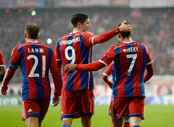 FUSSBALL CHAMPIONS LEAGUE SAISON 2014 2015 Vorrunde FC Bayern Muenchen - AS Rom 05.11.2014 Torjubel nach dem 1:0: Philipp Lahm, Robert Lewandowski und Franck Ribery (v.l., alle FC Bayern Muenchen)