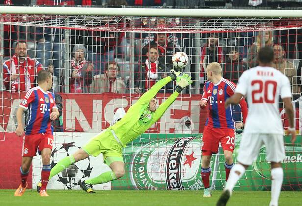 Manuel NEUER, FCB 1 wehrt den Ball ab, fängt, fangen, festhalten, Aktion, Einzelbild, Freisteller, Reaktion, Faustabwehr, Fausten FC BAYERN MUENCHEN - AS ROM , Fussball UEFA Champions League, Gruppenphase, Muenchen, 05.11.2014 CL Saison 2014 2015, FCB, Muenchen