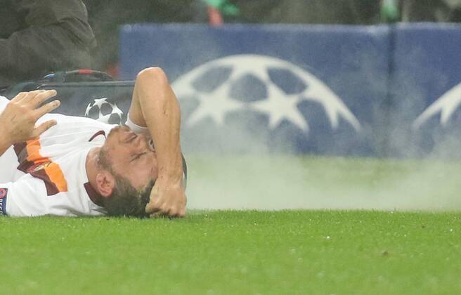 Alessandro FIORENZI, AS Rom 24 Verletzung, Verstauchung, Zerrung, Tape, Verband, Tapeverband, Wunde, Verletzung, Eis, Druckverband, Kompression, Kompressionsverband FC BAYERN MUENCHEN - AS ROM , Fussball UEFA Champions League, Gruppenphase, Muenchen, 05.11.2014 CL Saison 2014 2015, FCB, Muenchen
