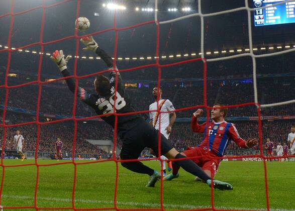 05.11.2014, xjhx, Fussball Champions League, FC Bayern München - AS Rom, v.l. Lukas Skorupski (AS Rom), Mario Goetze (FC Bayern Muenchen) Goal scored, Tor zum 2:0