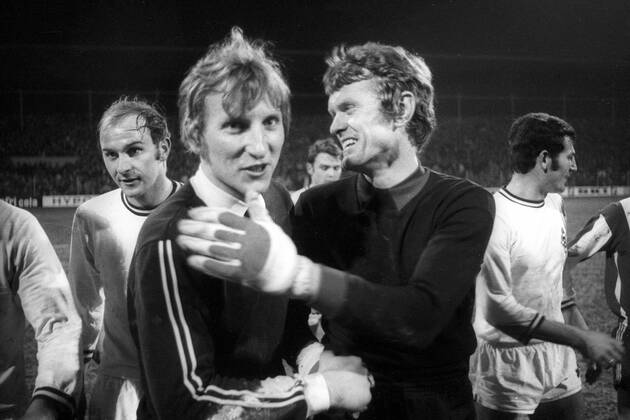 Harmonie nach Spielschluss, v.li.: Horst Köppel, Torwart Wolfgang Kleff (beide Borussia Mönchengladbach), Torwart Sepp Maier (FC Bayern München) und Ludwig -Luggi- Müller (Borussia Mönchengladbach)