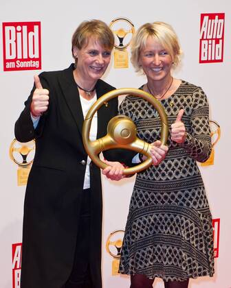 vl: Jutta KLEINSCHMIDT (Rallyefahrerin) und Isolde HOLDERIED (Rennfahrerin) Verleihung von Das Goldene Lenkrad 2014 in Berlin, Deutschland am 11.11.2014.