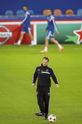 (L-R) Nick Viergever of Ajax, coach Frank de Boer of Ajax, Arkadiusz Milik of Ajax during a training session of Ajax Amsterdam prior to the UEFA Champions League group F match between Paris Saint-Germain and Ajax Amsterdam on November 24, 2014 at the Parc de Princes stadium in Paris, France. Training session Ajax UEFA Champions League Group F 2014 2015 xVIxxIVx 3298925