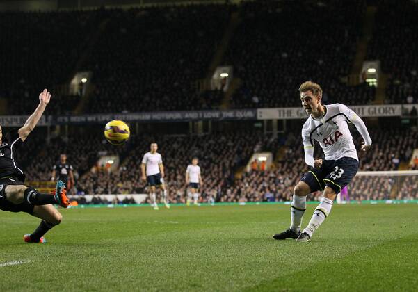 Aktuell Fußball, England, Tottenham Hotspur - FC Everton Tottenham s Christian Eriksen scoring his sides opening goal Barclays Premier League- Tottenham Hotspur vs Everton - White Hart Lane - England - 30th November 2014 - Picture David Klein Sportimage EDITORIAL USE ONLY. No use with unauthorised audio, video, data, fixture lists, club league logos or live services. Online in-match use limited to 120 images, no video emulation. No use in betting, games or single club league player publications.