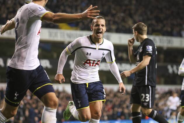 Aktuell Fußball, England, Tottenham Hotspur - FC Everton Football - 2014 2015 -Barclays Premier League, - Tottenham Hotspur Vs Everton, Tottenham s Roberto Soldado celebrates scoring at White Hart Lane Colorsport Daniel Bearham  TOT_EVE