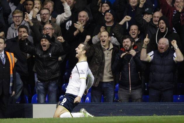 Aktuell FuÃŸball, England, Tottenham Hotspur - FC Everton 30.11.2014. London, England. Premier League. Tottenham Hotspur versus Everton. Tottenham Hotspur s Roberto Soldado celebrates his goal to make it 2-1 xCraigxMercerx  ActionPlus11580256