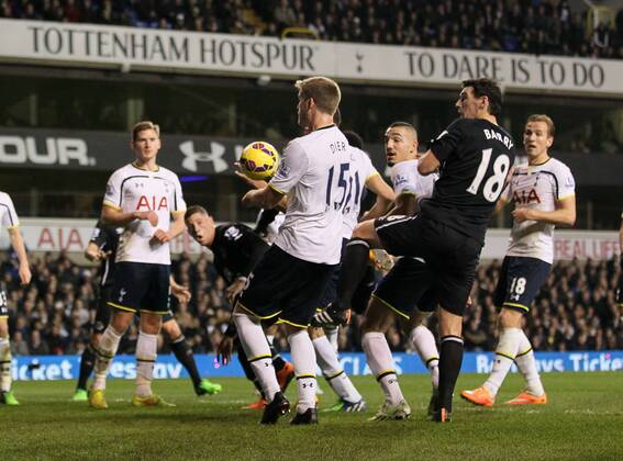 Aktuell Fußball, England, Tottenham Hotspur - FC Everton The ball appears to strike Tottenham s Eric Dier s arm but no penalty is given Barclays Premier League- Tottenham Hotspur vs Everton - White Hart Lane - England - 30th November 2014 - Picture David Klein Sportimage EDITORIAL USE ONLY. No use with unauthorised audio, video, data, fixture lists, club league logos or live services. Online in-match use limited to 120 images, no video emulation. No use in betting, games or single club league player publications.