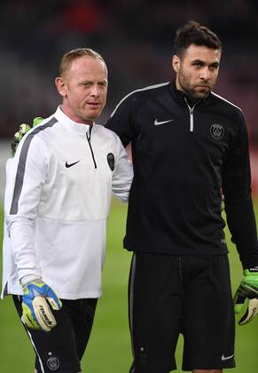 FUSSBALL CHAMPIONS LEAGUE SAISON 2014 2015 Vorrunde FC Barcelona Barca - Paris St. Germain 10.12.2014 Torwart Salvatore Sirigu (re, Paris Saint-Germain) mit Torwarttrainer Nicolas Dehon (Paris Saint-Germain)