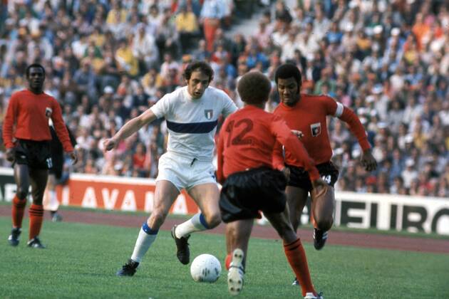 Giorgio Chinaglia (Italien) gegen Ernst Jean Joseph und Wilner Nazaire (beide Haiti)