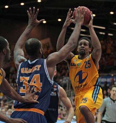 04.01.2015, xvex, Basketball BBL, Eisbären Bremerhaven - Alba Berlin, v.l. Devin Searcy (Eisbären Bremerhaven) Clifford Hammonds (Alba Berlin)
