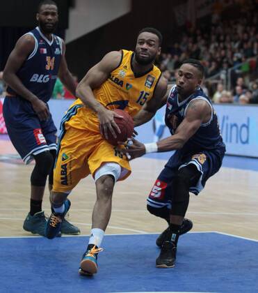04.01.2015, xvex, Basketball BBL, Eisbären Bremerhaven - Alba Berlin, v.l. Devin Searcy (Eisbären Bremerhaven) Reggie Redding (Alba Berlin) Tyrus McGee ( Eisbären Bremerhaven )