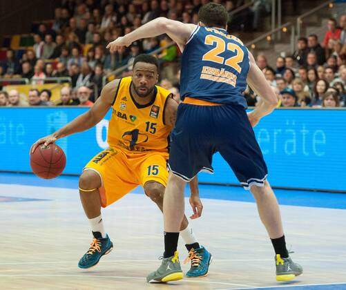 v.li.: Reggie Redding (ALBA Berlin), Jake O Brien (Eisbären Bremerhaven), Basketball, Beko BBL, Eisbären Bremerhaven - ALBA Berlin, xobx