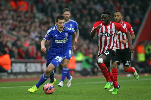 Football - 2014 2015 FA Cup - Third Round: Southampton vs. Ipswich Town Darren Ambrose of Ipswich Town out paces Southampton s Victor Wanyama to set up another Ipswich attack at St Mary s Stadium Southampton Colorsport Shaun Boggust 