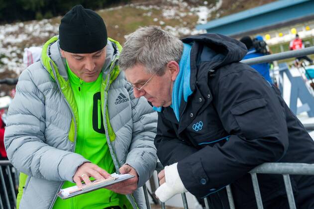 Oberhof 10.01.2015 DKB Ski Arena BMW IBU World Cup Biathlon Oberhof Biathlon Weltcup - 10 km Sprint Herren im Bild: Dr. Thomas Bach ( IOC Präsident) im Gespräch mit Sven Fischer