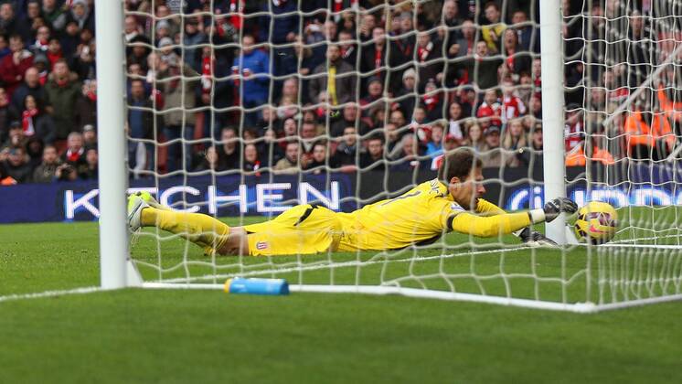 Football - 2014 2015 - Barclays Premier League, - Arsenal Vs Stoke City, Stoke City s Asmir Begovic tries to claw the ball back form the goal line at The Emirates Stadium COLORSPORT DANIEL BEARHAM ARS_STO