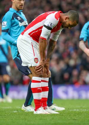 Football - 2014 2015 - Barclays Premier League, - Arsenal Vs Stoke City, Arsenal s Theo Walcott hangs his head after missing an goal opportunity at The Emirates Stadium COLORSPORT DANIEL BEARHAM ARS_STO