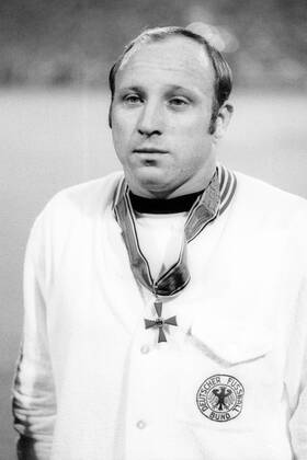 BR Deutschland - Ungarn in Nürnberg: Uwe Seeler (BRD) mit dem Bundesverdienstkreuz