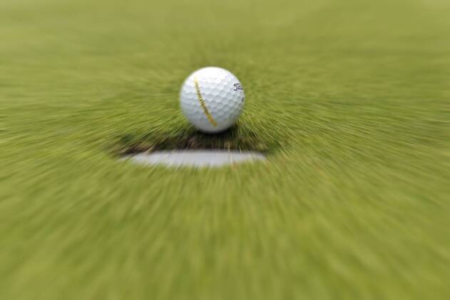 Golfball rollt ins Loch, Hua Hin, Thailand, Asien, 20.07.2014 