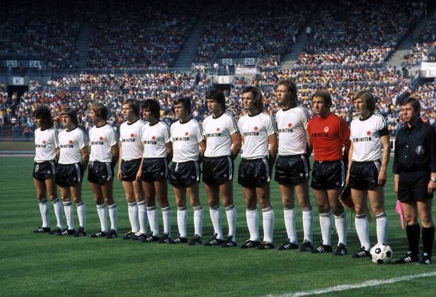 Mannschaftsvorstellung Eintracht Frankfurt, v.li.: Thomas Rohrbach, Bernd Nickel, Bernd Hölzenbein, Peter Reichel, Jürgen Kalb, Roland Weidle, Klaus Beverungen, Karl Heinz -Charly- Körbel, Gert Trinklein, Torwart Peter Kunter, Jürgen Grabowski
