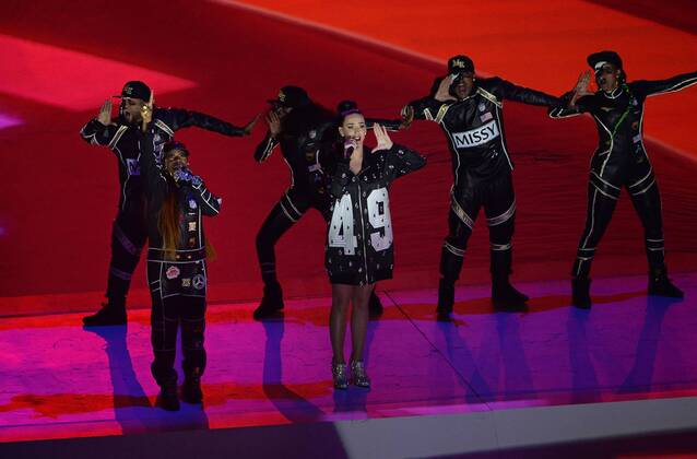Katy Perry (C) performs with Missy Elliott (L) during halftime activities of Super Bowl XLIX at University of Phoenix Stadium in Glendale, Arizona, February 1, 2015.  SBP20150201694 ARTxFOXALL