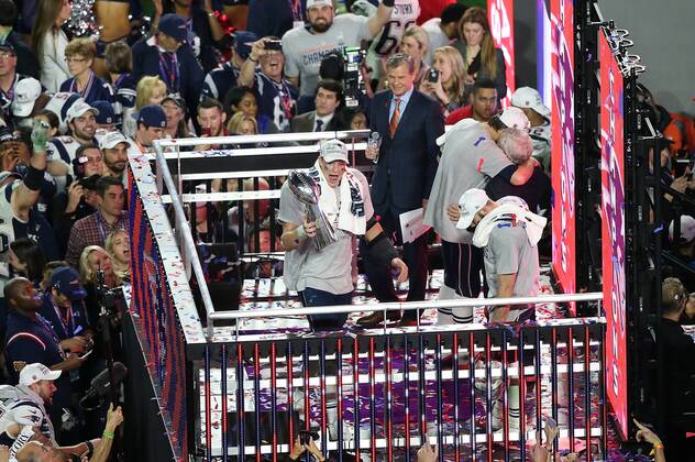 01 February 2015: New England Patriots tight end Rob Gronkowski 87 holds the Lombardi Trophy after Super Bowl XLIX at University of Phoenix Stadium in Glendale, Az. The New England Patriots beat the Seattle Seahawks 28-24. NFL American Football Herren USA FEB 01 Super Bowl XLIX - Patriots v Seahawks Icon3171502013761 EDITORIAL USE ONLY