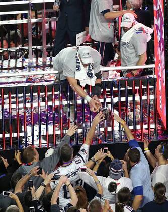 01 February 2015: New England Patriots tight end Rob Gronkowski 87 holds the Lombardi Trophy after Super Bowl XLIX at University of Phoenix Stadium in Glendale, Az. The New England Patriots beat the Seattle Seahawks 28-24. NFL American Football Herren USA FEB 01 Super Bowl XLIX - Patriots v Seahawks Icon3171502013778 EDITORIAL USE ONLY