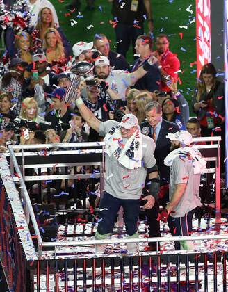 01 February 2015: New England Patriots tight end Rob Gronkowski 87 holds the Lombardi Trophy after Super Bowl XLIX at University of Phoenix Stadium in Glendale, Az. The New England Patriots beat the Seattle Seahawks 28-24. NFL American Football Herren USA FEB 01 Super Bowl XLIX - Patriots v Seahawks Icon3171502013812 EDITORIAL USE ONLY
