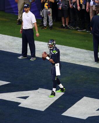 01 February 2015: Seattle Seahawks quarterback Russell Wilson 3 warms up before the start of Super Bowl XLIX between the Seattle Seahawks and the New England Patriots at University of Phoenix Stadium in Glendale, Az. NFL American Football Herren USA FEB 01 Super Bowl XLIX - Patriots v Seahawks Icon3171502010449 EDITORIAL USE ONLY