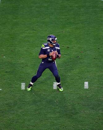 01 February 2015: Seattle Seahawks quarterback Russell Wilson 3 throws during the first half of Super Bowl XLIX between the Seattle Seahawks and the New England Patriots at University of Phoenix Stadium in Glendale, Az. NFL American Football Herren USA FEB 01 Super Bowl XLIX - Patriots v Seahawks Icon3171502011213 EDITORIAL USE ONLY