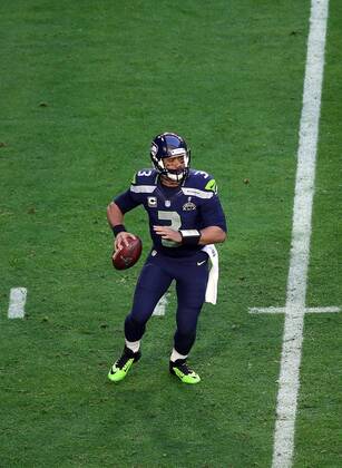 01 February 2015: Seattle Seahawks quarterback Russell Wilson 3 throws during the first half of Super Bowl XLIX between the Seattle Seahawks and the New England Patriots at University of Phoenix Stadium in Glendale, Az. NFL American Football Herren USA FEB 01 Super Bowl XLIX - Patriots v Seahawks Icon3171502011223 EDITORIAL USE ONLY